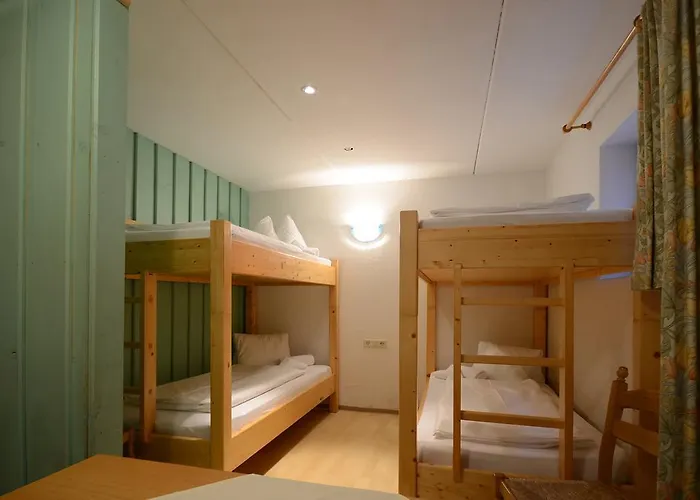 宝曼古特公寓 *